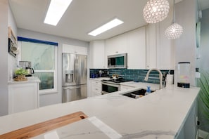Apartamento (2 Bedrooms) | Cozinha privada | Micro-ondas, fogão, cooktop, lava-louças