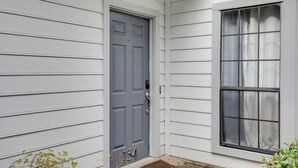 A gray door with a number "134" and a window with a curtain. - Comfortable Dallas Condo Close to Attractions (Dallas)