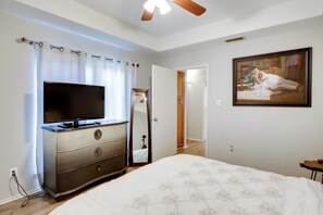 Apartment (1 Bedroom) | Interior - Comfortable Dallas Condo Close to Attractions (Dallas)