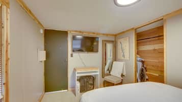 House (2 Bedrooms) | 2 bedrooms, laptop workspace, free cots/infant beds, bed sheets