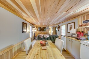 Dining - Hemphill Home w/ Community Perks < 1 Mi to Water! (Hemphill)
