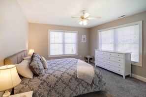 2 bedrooms, free cribs/infant beds, bed sheets - Charming Boone Townhome w/ Patio & Fire Pit! (Boone)