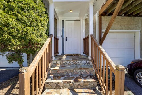 Charming Boone Townhome w/ Patio & Fire Pit!