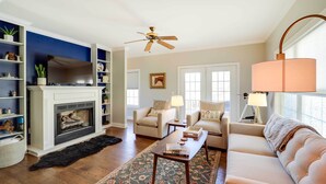 TV - Charming Boone Townhome w/ Patio & Fire Pit! (Boone)