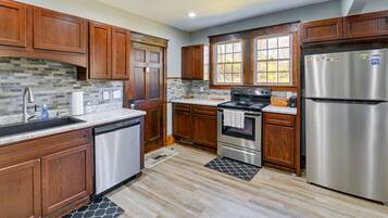 House (4 Bedrooms) | Private kitchen | Microwave, oven, stovetop, dishwasher