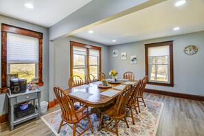 Dining - Virginia Getaway - Deck, Grill & Mountain Views! (Whitetop)