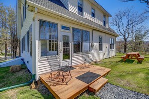Outdoor dining - Virginia Getaway - Deck, Grill & Mountain Views! (Whitetop)