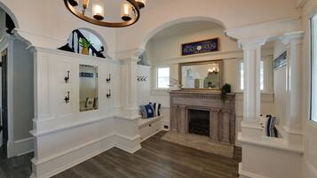 House (5 Bedrooms) | Interior