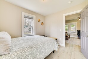 2 bedrooms, desk, laptop workspace