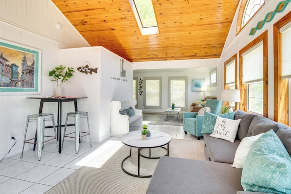 Interior - Charming Mountain Home Retreat: Walk to Marina! (Mountain Home)