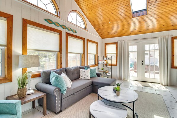 House (3 Bedrooms) | Interior - Charming Mountain Home Retreat: Walk to Marina! (Mountain Home)