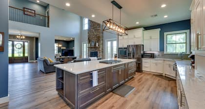 Spacious Lake Charles Craftsman - Pet Friendly!