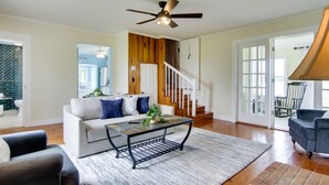 Interior - Bay Views & Fire Pit: Taylors Island Retreat (Taylors Island)