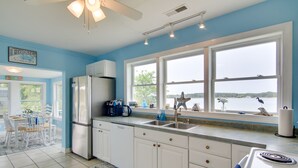 House (3 Bedrooms) | Interior - Bay Views & Fire Pit: Taylors Island Retreat (Taylors Island)