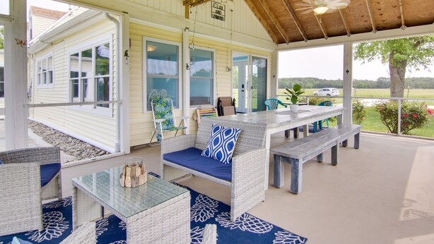 Interior - Bay Views & Fire Pit: Taylors Island Retreat (Taylors Island)