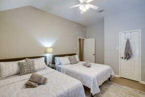 4 bedrooms, iron/ironing board, free cots/infant beds, bed sheets - Luxe Texas Vacation Rental Home w/ Private Pool (Spring)