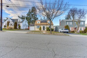 House (4 Bedrooms) | Interior - ~ 20 Mi to Manhattan: Quaint Clifton Home! (Clifton)