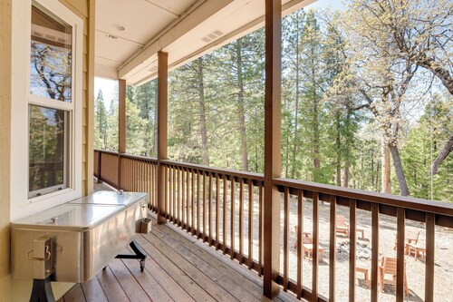 Furnished Decks & Grill: Peaceful Pioneer Home!