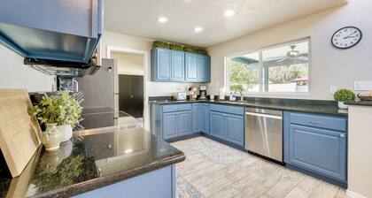 Pool, Putting Green & Games: Chandler Home!