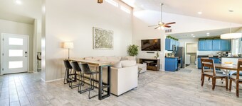 Pool, Putting Green & Games: Chandler Home!