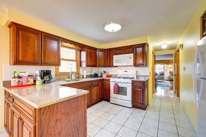 Apartment (3 Bedrooms) | Interior - Oak Lawn Apartment ~ 2 Mi to Ford City Mall! (Oak Lawn)