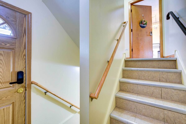 Apartment (3 Bedrooms) | Interior - Oak Lawn Apartment ~ 2 Mi to Ford City Mall! (Oak Lawn)