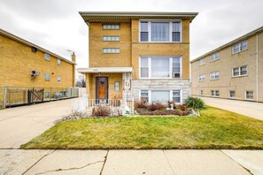 Apartment (3 Bedrooms) | Interior - Oak Lawn Apartment ~ 2 Mi to Ford City Mall! (Oak Lawn)