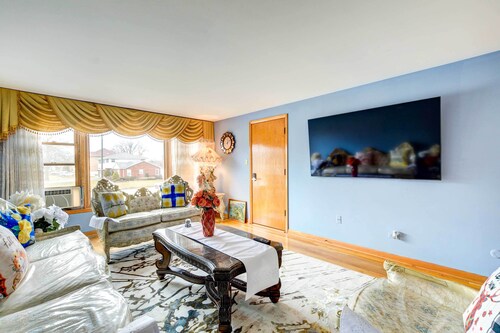 Oak Lawn Apartment ~ 2 Mi to Ford City Mall!