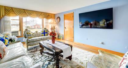 Oak Lawn Apartment ~ 2 Mi to Ford City Mall!