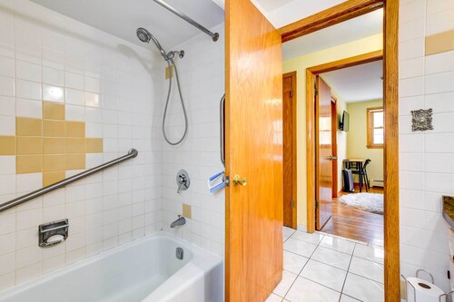 Oak Lawn Apartment ~ 2 Mi to Ford City Mall!