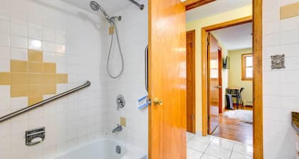Oak Lawn Apartment ~ 2 Mi to Ford City Mall!