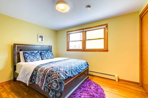 Oak Lawn Apartment ~ 2 Mi to Ford City Mall!