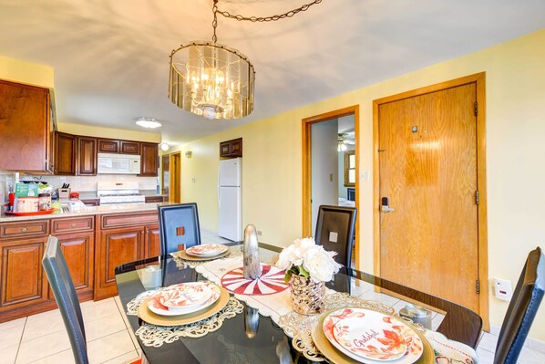 Apartment (3 Bedrooms) | Interior - Oak Lawn Apartment ~ 2 Mi to Ford City Mall! (Oak Lawn)