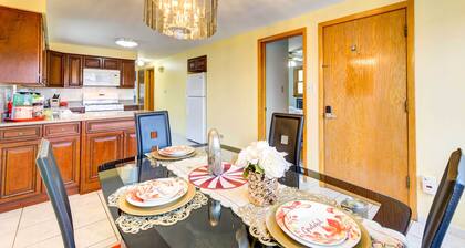 Oak Lawn Apartment ~ 2 Mi to Ford City Mall!