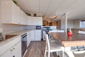 Keittoastiat/astiat/ruokailuvälineet, talouspaperi