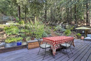 Outdoor dining - Sonoma County Vacation Home w/ Hot Tub! (Guerneville)