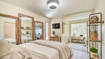 Rumah (2 Bedrooms) | 2 kamar tidur, setrika/meja setrika, dan seprai linen