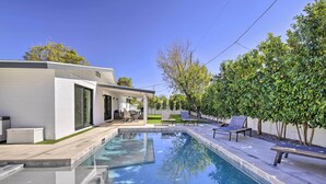 A modern house with a swimming pool, outdoor seating, and a well-maintained garden. - Pool, Jacuzzi & Fire Pit: Scottsdale Escape! (Scottsdale)