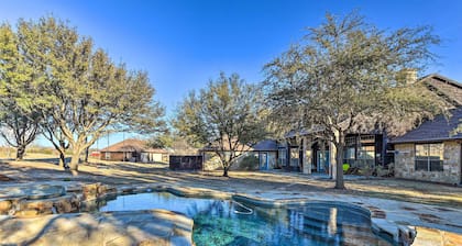 Private Pool: Spacious & Vibrant Argyle Villa!