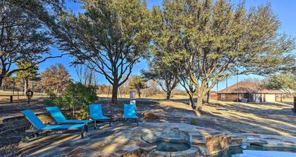 Private Pool: Spacious & Vibrant Argyle Villa!