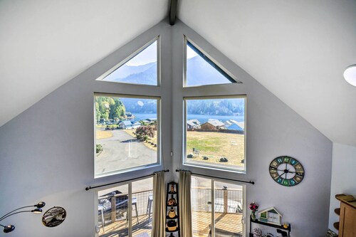 Lake-view Getaway: 20 Mi to Olympic Nat'l Park!