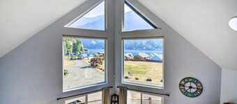 Lake-view Getaway: 20 Mi to Olympic Nat'l Park!