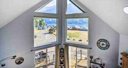 Lake-view Getaway: 20 Mi to Olympic Nat'l Park!