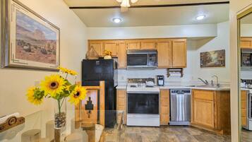 Apartment (0 Bedroom) | Private kitchen | Microwave, oven, stovetop, dishwasher