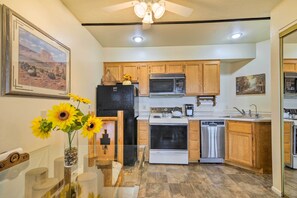 Apartment (0 Bedroom) | Private kitchen - Pet-friendly Page Studio: 4 Mi to Lake Powell (Marble Canyon)