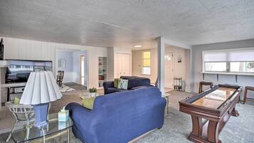 TV, fireplace