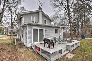 Outdoor dining - Long Beach Home: Deck, Walk to Lake Michigan (Michigan City)