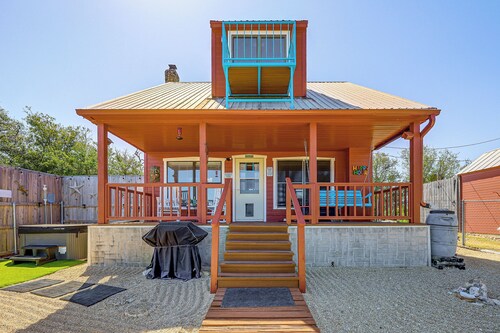 Pet-friendly Fredericksburg Cabin w/ Hot Tub!