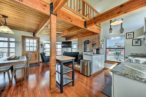 Pet-friendly Fredericksburg Cabin w/ Hot Tub!