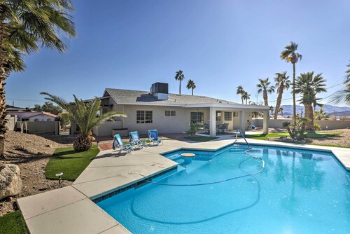Lake Havasu Home w/ Heated Pool & Putting Green